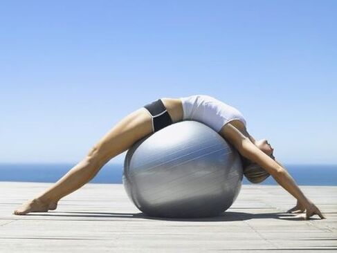 Fitball Упражнения за лечение на остеохондроза