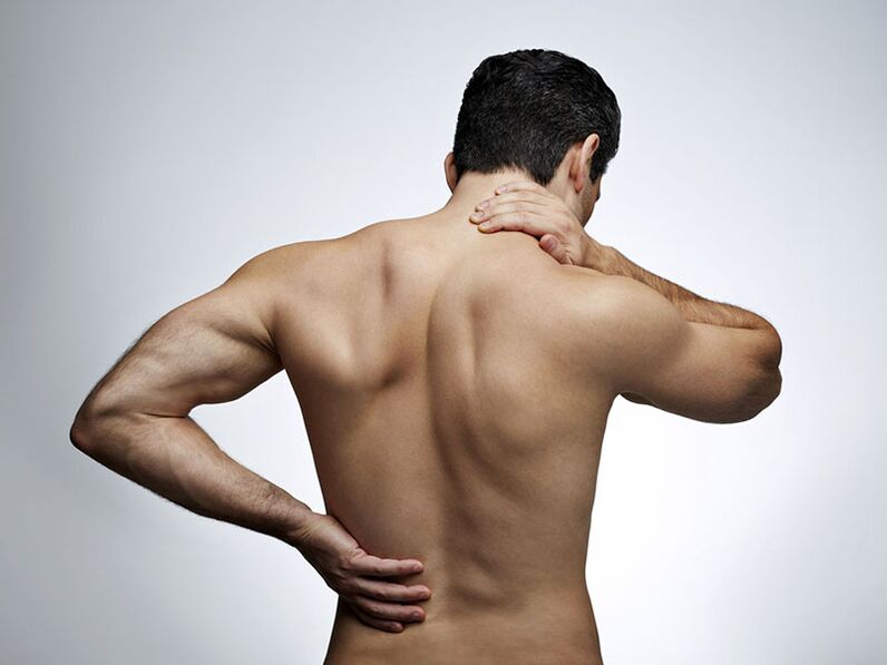 Основните симптоми на остеохондрозата са болки във врата, гърба и кръста. 