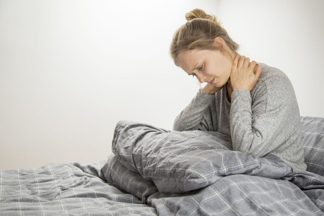 Жена със симптоми на цервикална остеохондроза
